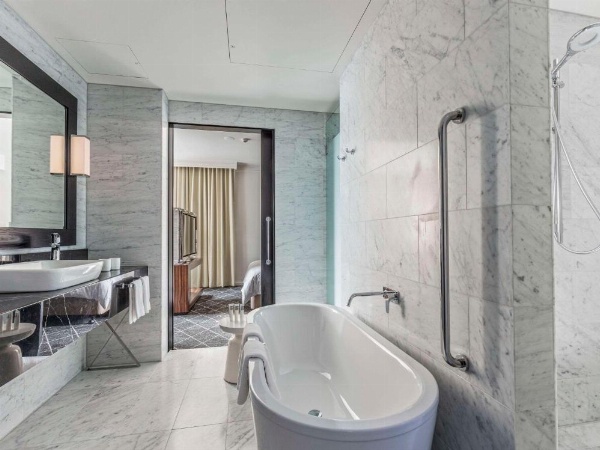 Swissotel Sydney image 14